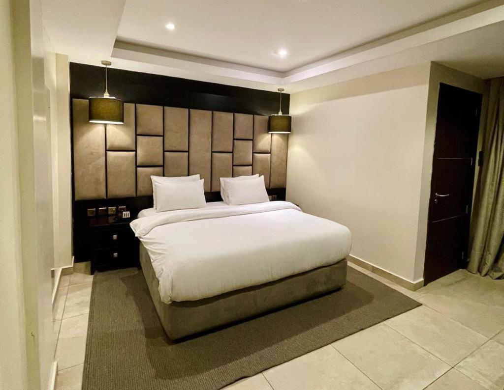 Joshesther Olive Hotel Ikeja Exterior foto