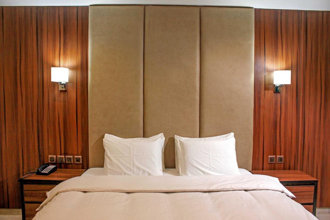 Joshesther Olive Hotel Ikeja Exterior foto